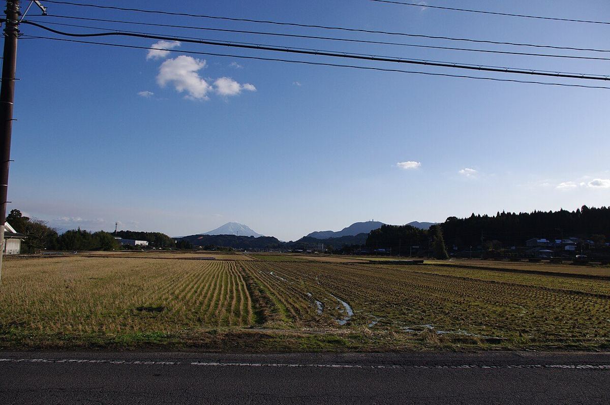 姶良市寺師の田んぼと遠くの山並み